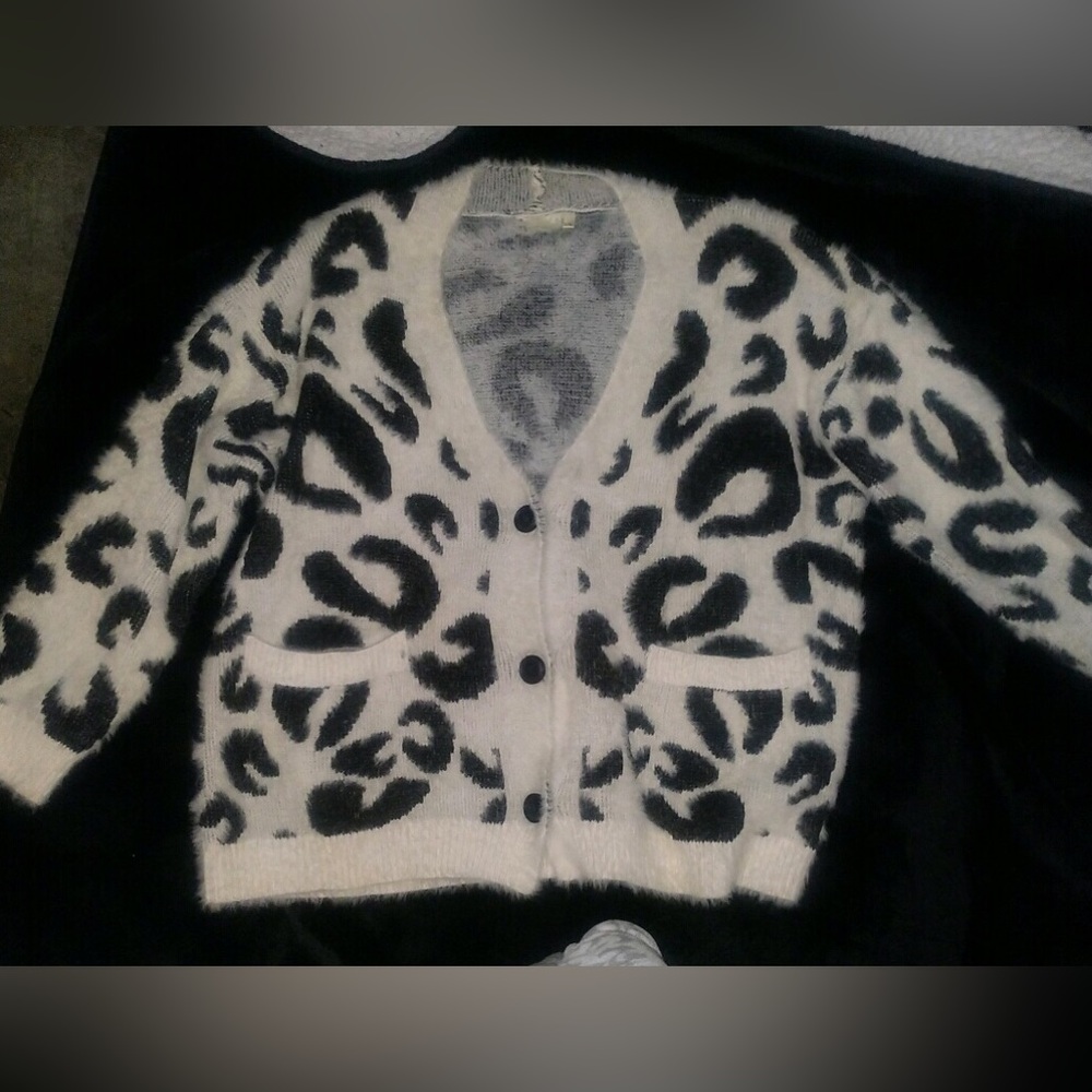 Animal print fashion apparel and Accessories sweater l/xl guc